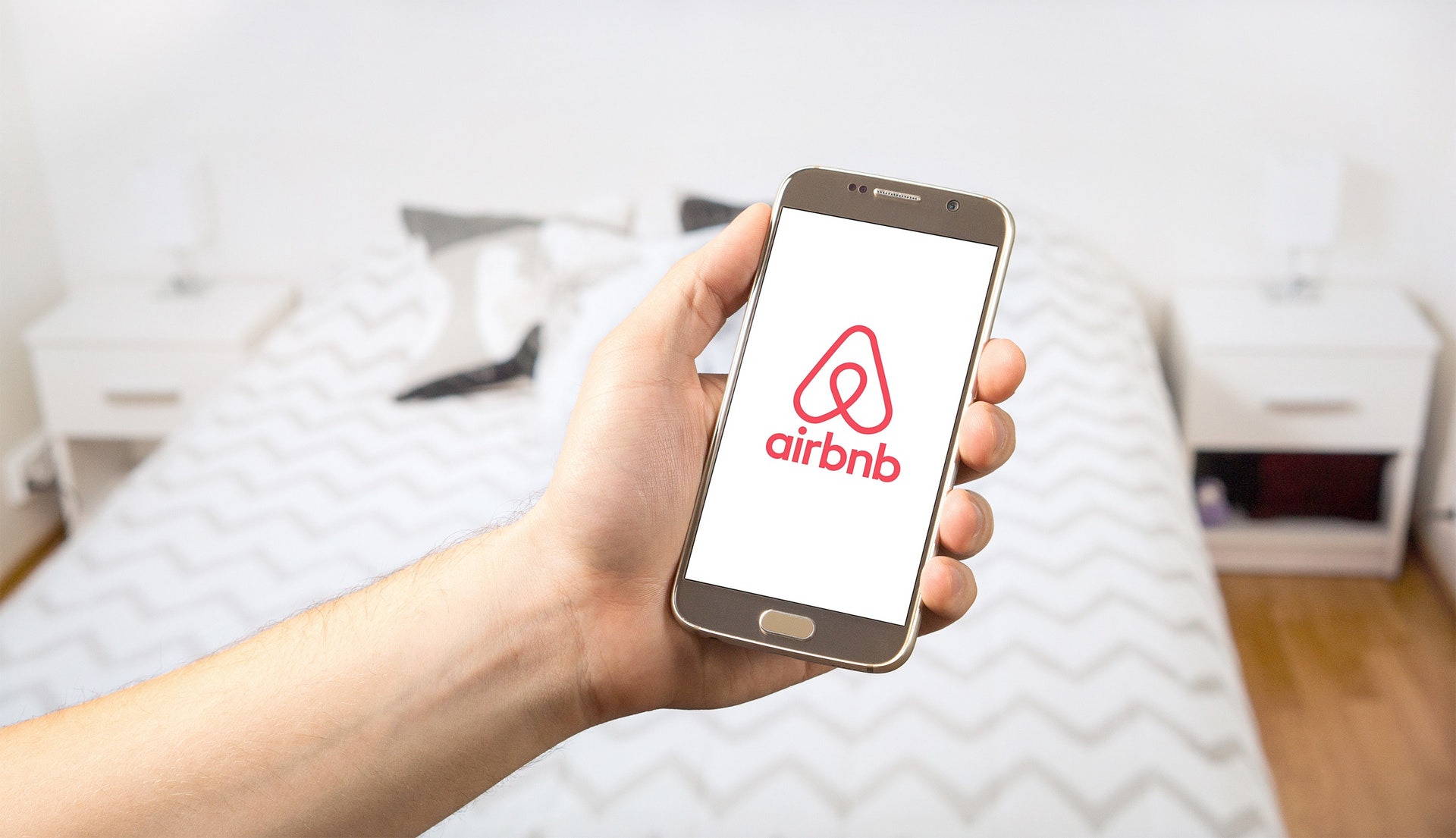 Propriétaire débordé par la gestion de sa location Airbnb